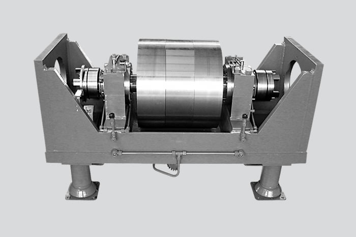 Engageable flywheel for testing hydraulic motors